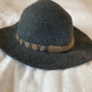Charcoal gray felt Pistil hat